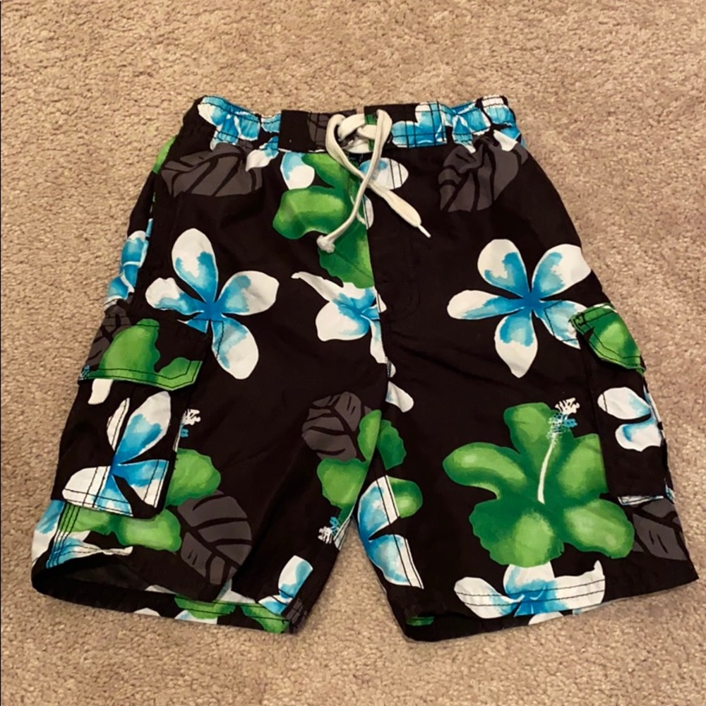Size 5/6 okanu sun Hawaiian swim trunks